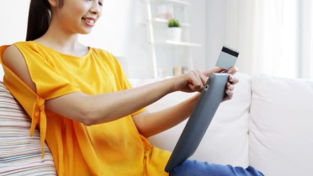 Mujer asiática feliz con la tableta PC y tarjeta de crédito — Vídeo de stock