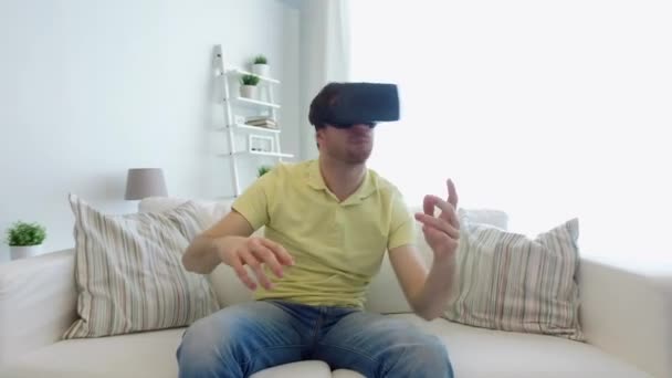 Hombre en realidad virtual juego de auriculares — Vídeos de Stock