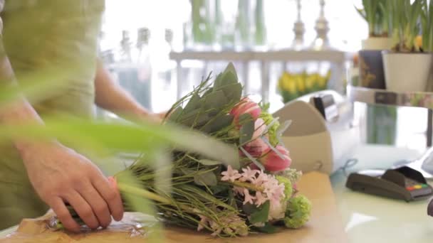 Florist med blommor och kund i blomsteraffär — Stockvideo