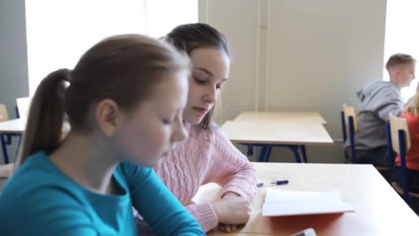 Студенти зі смартфоном на уроці в школі — стокове відео