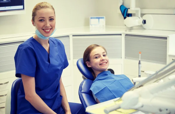 Dentista feliz do sexo feminino com a menina paciente na clínica — Fotografia de Stock