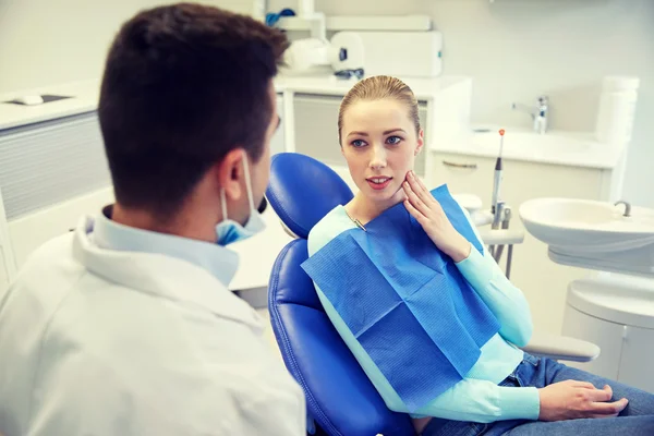 Erkek dişçi klinikte kadın hasta ile — Stok fotoğraf