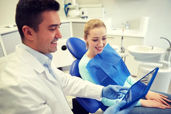 Dentista masculino con tableta pc y paciente mujer —  Fotos de Stock