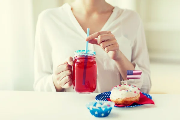 Frau feiert amerikanischen Unabhängigkeitstag — Stockfoto