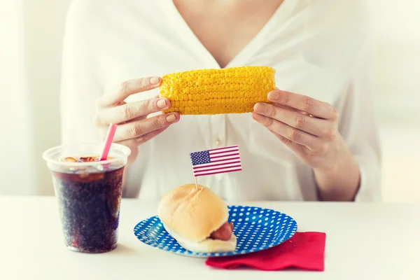 Woman hands holding corn with hot dog and cola — Stock Photo, Image