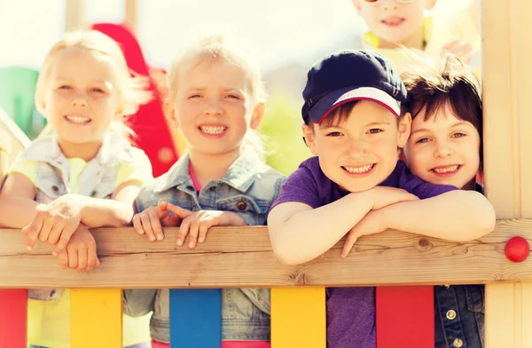 Groupe d'enfants heureux sur l'aire de jeux pour enfants — Photo