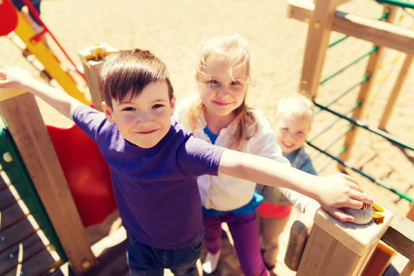 Gruppo di bambini felici nel parco giochi per bambini — Foto Stock