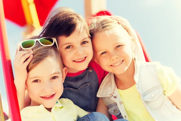 Gruppe glücklicher Kinder auf Kinderspielplatz — Stockfoto