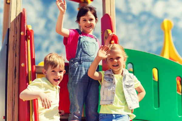 Группа счастливых детей, размахивающих руками на детской площадке — стоковое фото
