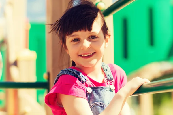 Fröhliches kleines Mädchen klettert auf Kinderspielplatz — Stockfoto