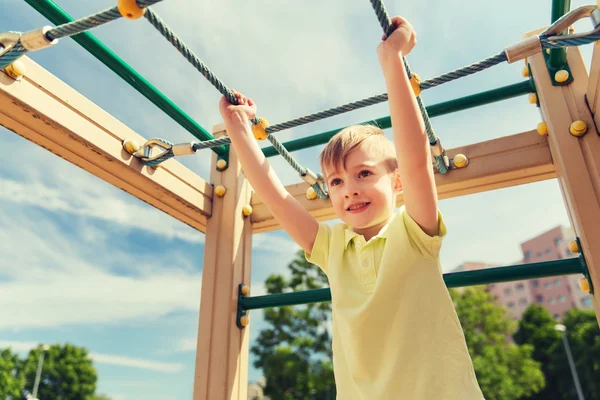 Bambino felice arrampicata sul parco giochi per bambini — Foto Stock