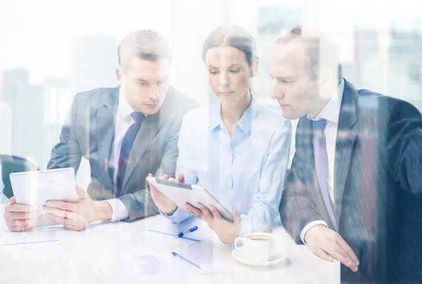 Equipo de negocios con tableta pc teniendo discusión —  Fotos de Stock