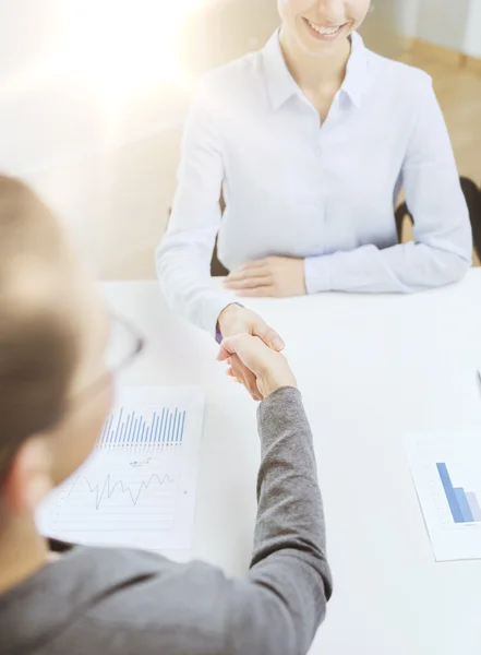 Due donne d'affari sorridenti che stringono la mano in ufficio — Foto Stock