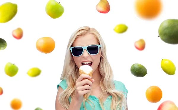 Happy young woman in sunglasses eating ice cream — Stock Photo, Image