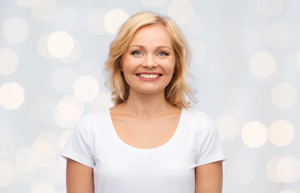 Mujer sonriente en camiseta blanca en blanco — Foto de Stock