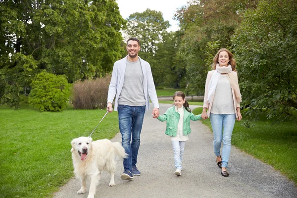 Ευτυχισμένη οικογένεια με Λαμπραντόρ Retriever Dog στο πάρκο — Φωτογραφία Αρχείου