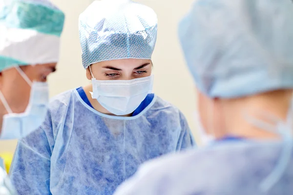 Grupo de cirurgiões em centro cirúrgico no hospital — Fotografia de Stock