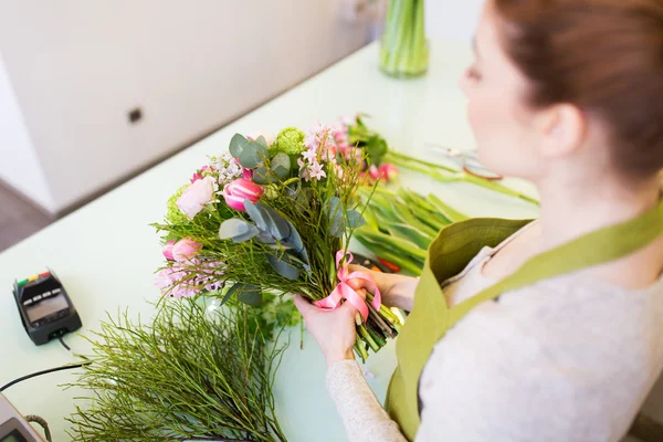 Nahaufnahme einer Frau, die im Blumenladen einen Strauß macht — Stockfoto