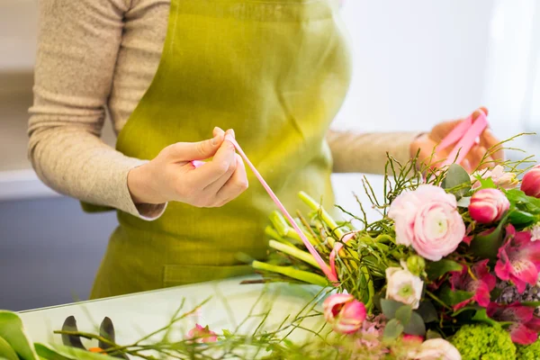 Крупный план женщины, делающей букет в цветочном магазине — стоковое фото