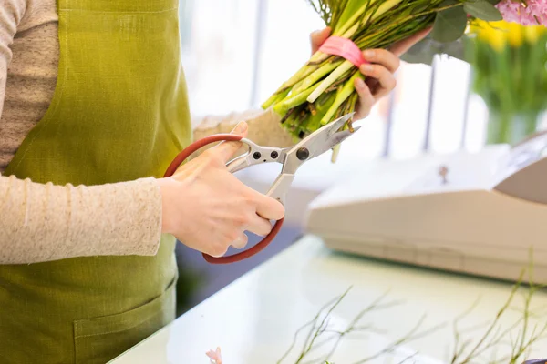 Close up of florist making bunch at flower shop — Stock Photo, Image