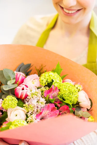 Primo piano di donna con mazzo a negozio di fiori — Foto Stock