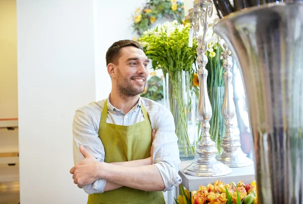 Feliz florista sonriente hombre de pie en la tienda de flores — Foto de Stock