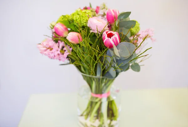 Närbild av gäng i vas på blomsteraffär — Stockfoto