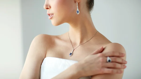 Belle femme avec boucle d'oreille, bague et pendentif — Photo