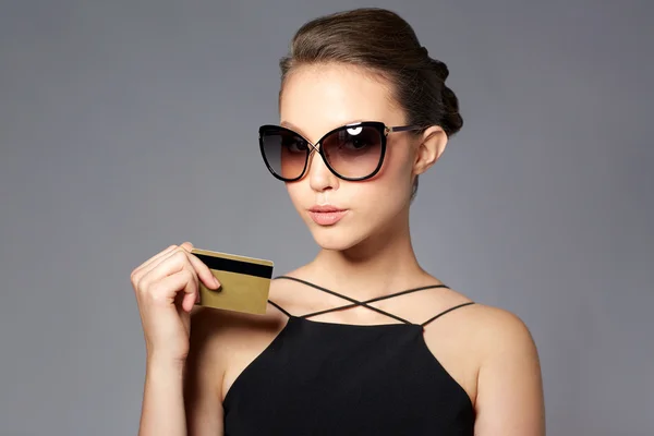 Красивая девушка в элегантных черных солнечных очках — стоковое фото