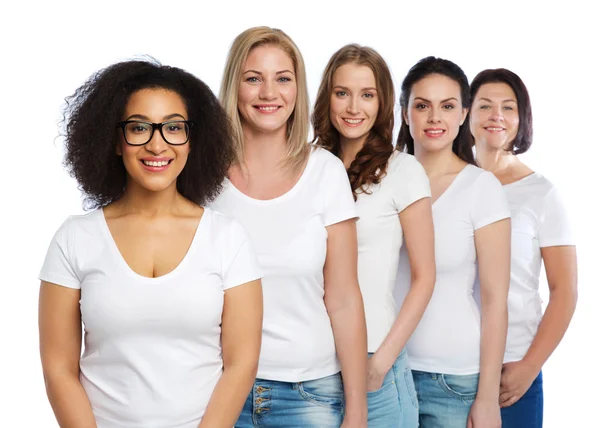 Gruppo di donne felici diverse in t-shirt bianche — Foto Stock