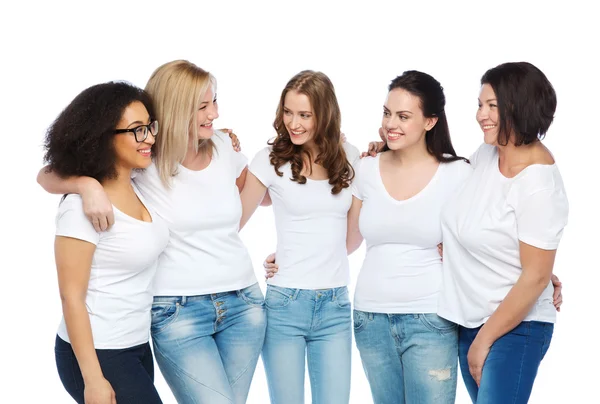 Grupo de felices mujeres diferentes en camisetas blancas — Foto de Stock