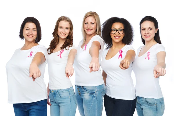 Glada kvinnor med breast cancer awareness band — Stockfoto