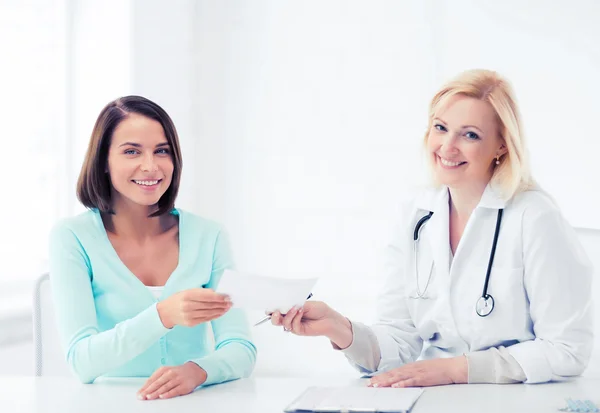 Doctor giving prescription to patient in hospital — Stock Photo, Image