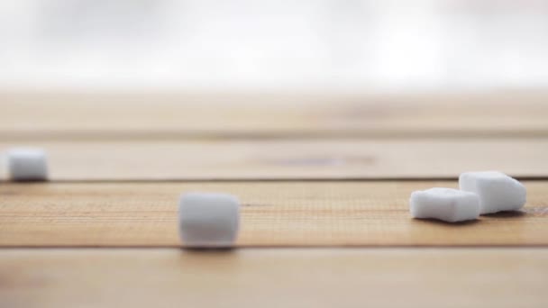 Close up van witte suiker op houten plank of tafel — Stockvideo