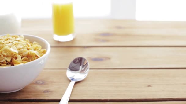 Tahta masadaki mısır gevreklerine şeker dökülüyor — Stok video