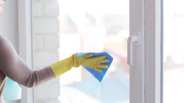 Mujer en guantes ventana de limpieza con trapo — Vídeo de stock