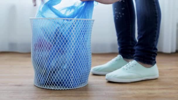 Mujer atando bolsa con basura en cubo de basura — Vídeos de Stock