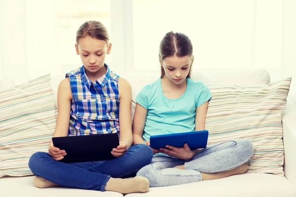 Mädchen mit Tablet-PC sitzen zu Hause auf Sofa — Stockfoto