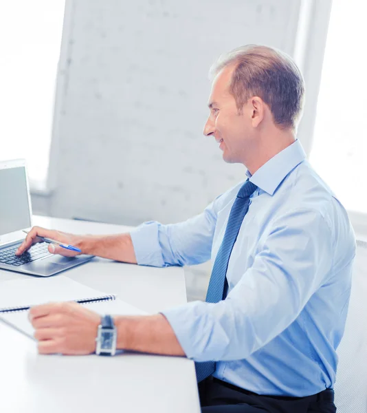 Homme d'affaires souriant travaillant dans le bureau — Photo