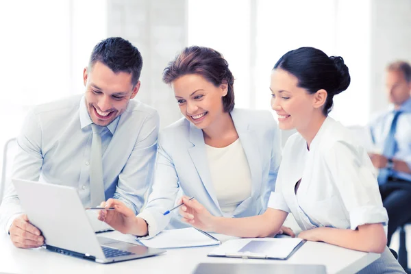 Business team in discussione in ufficio — Foto Stock