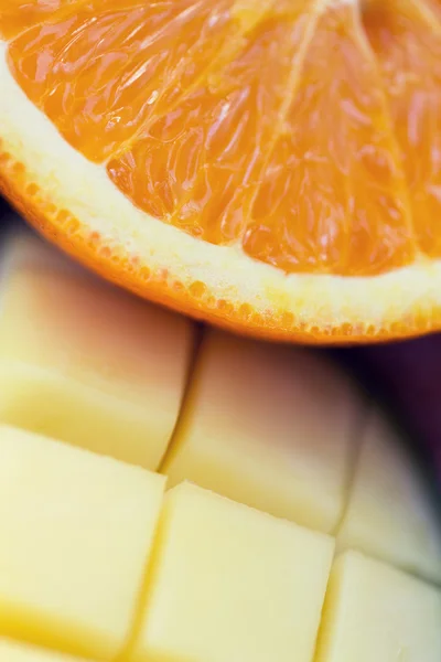 Close up of fresh juicy orange and mango slices — Stock Photo, Image