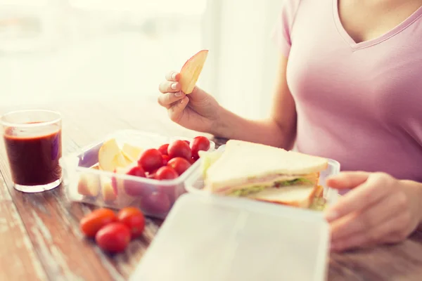 Close up van vrouw met voedsel in kunststoffles — Stockfoto