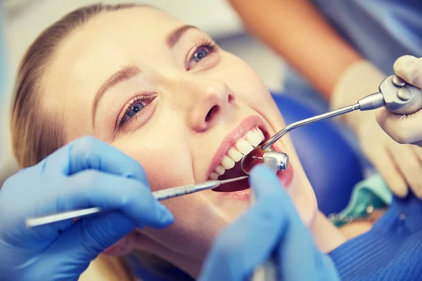 Крупним планом стоматолог лікує жіночі зуби пацієнта — стокове фото