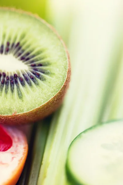 Close up de kiwi maduro e fatias de pepino — Fotografia de Stock