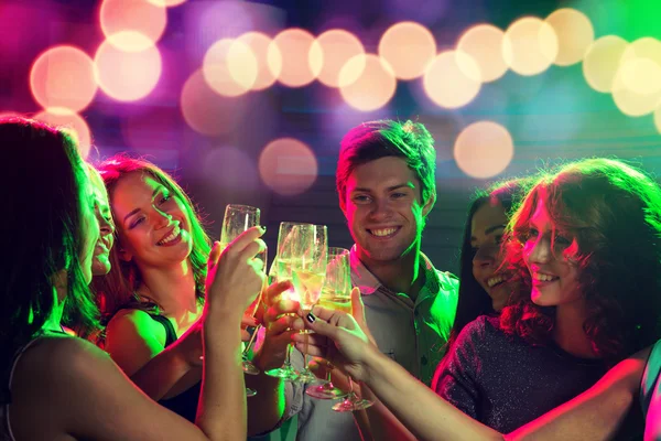 Amigos sonrientes con copas de champán en el club — Foto de Stock