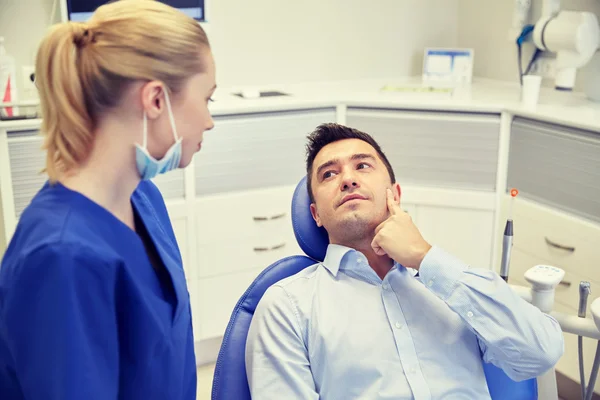 Стоматолог-мужчина с пациенткой в клинике — стоковое фото
