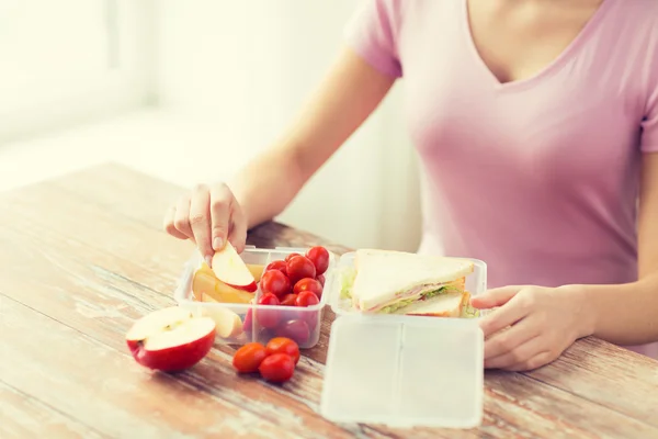 Close up van vrouw met voedsel in kunststoffles — Stockfoto