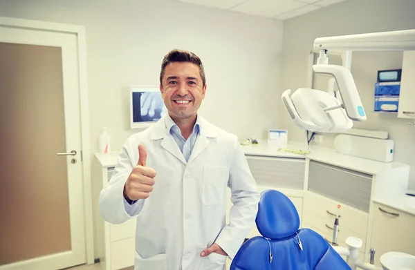 Dentiste masculin heureux montrant pouces vers le haut à la clinique — Photo