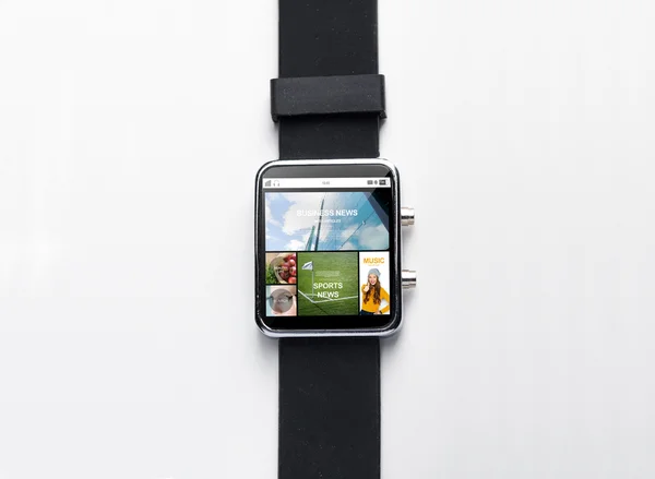 インターネット アプリケーションでのスマートな腕時計のクローズ アップ — ストック写真