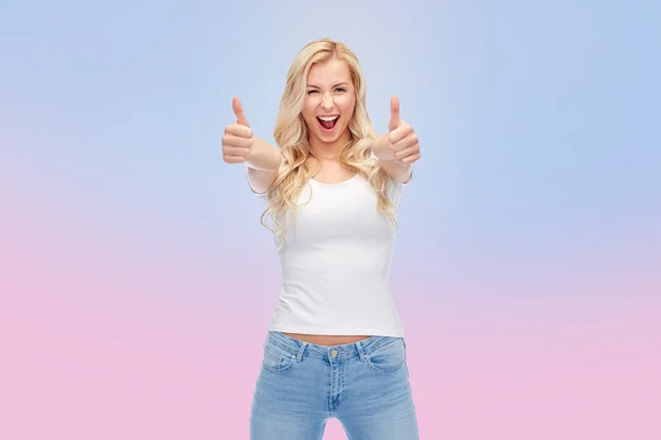 Boldog fiatal nő vagy tizenéves lány fehér póló — Stock Fotó